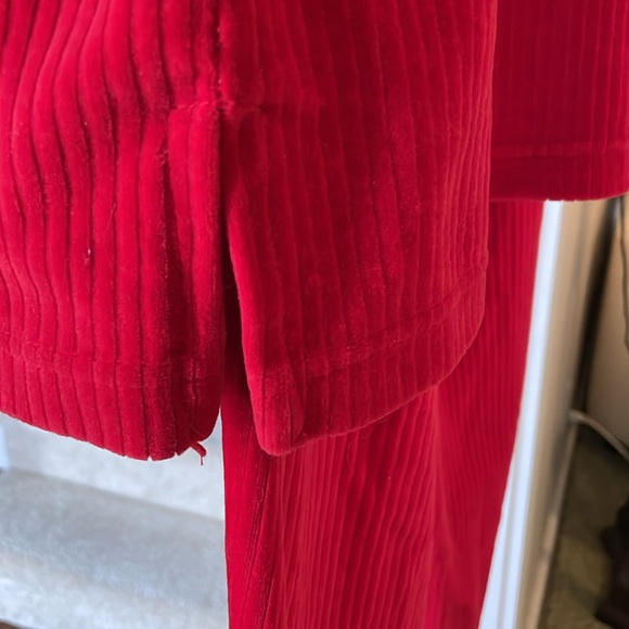 Red Two-Piece Lounge Set - Picture 6 of 9